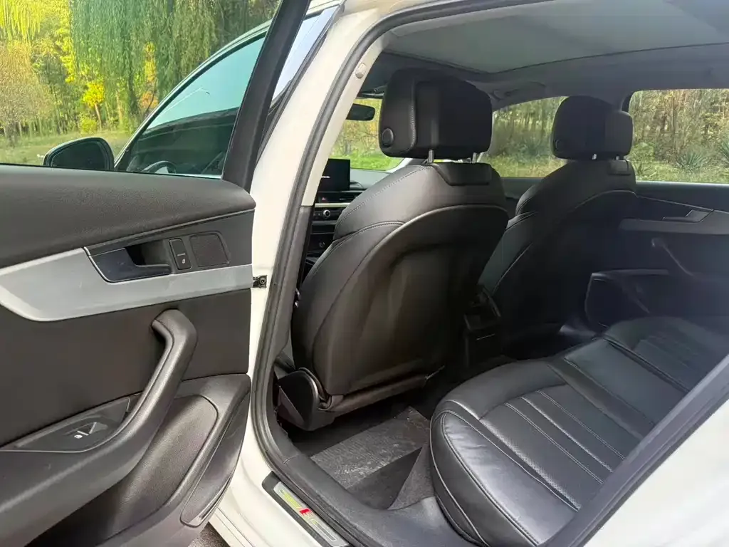 Audi A4L 2022 из CN, фото 9