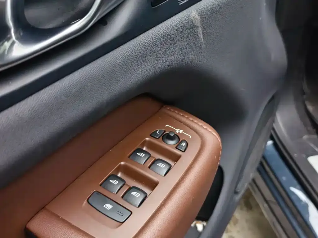 Volvo XC60 — фото 10