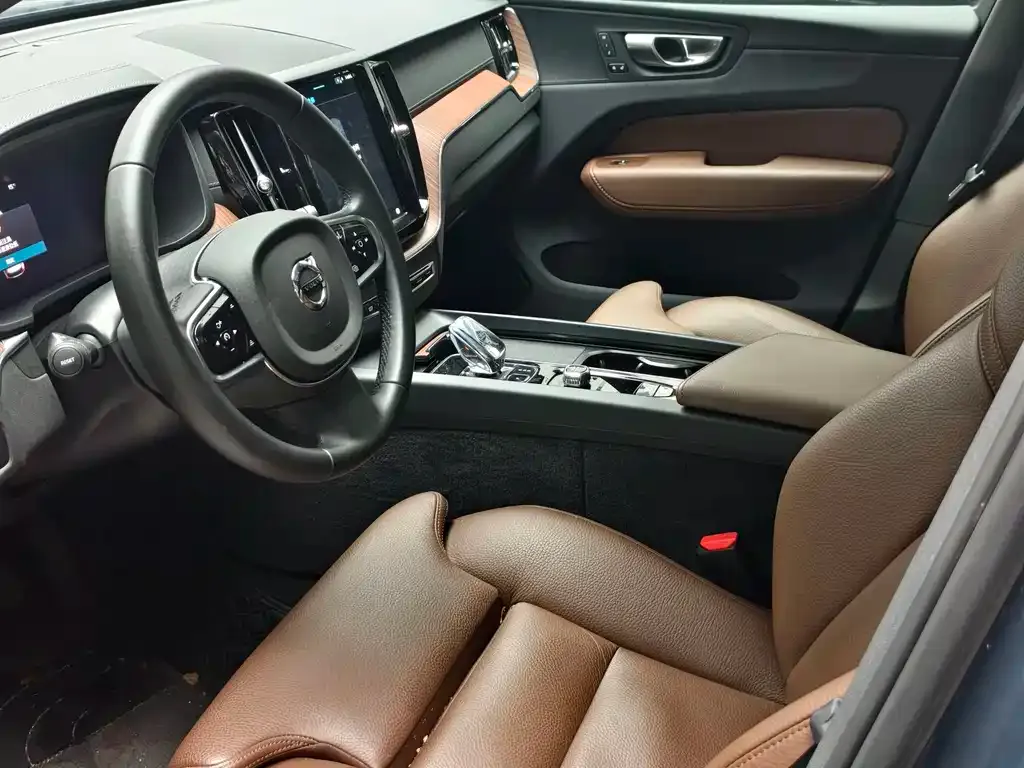 Volvo XC60 — фото 9