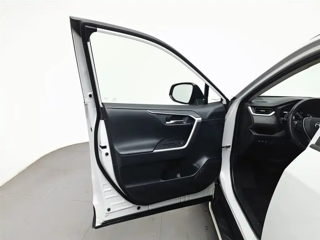 Toyota RAV4 — фото 8