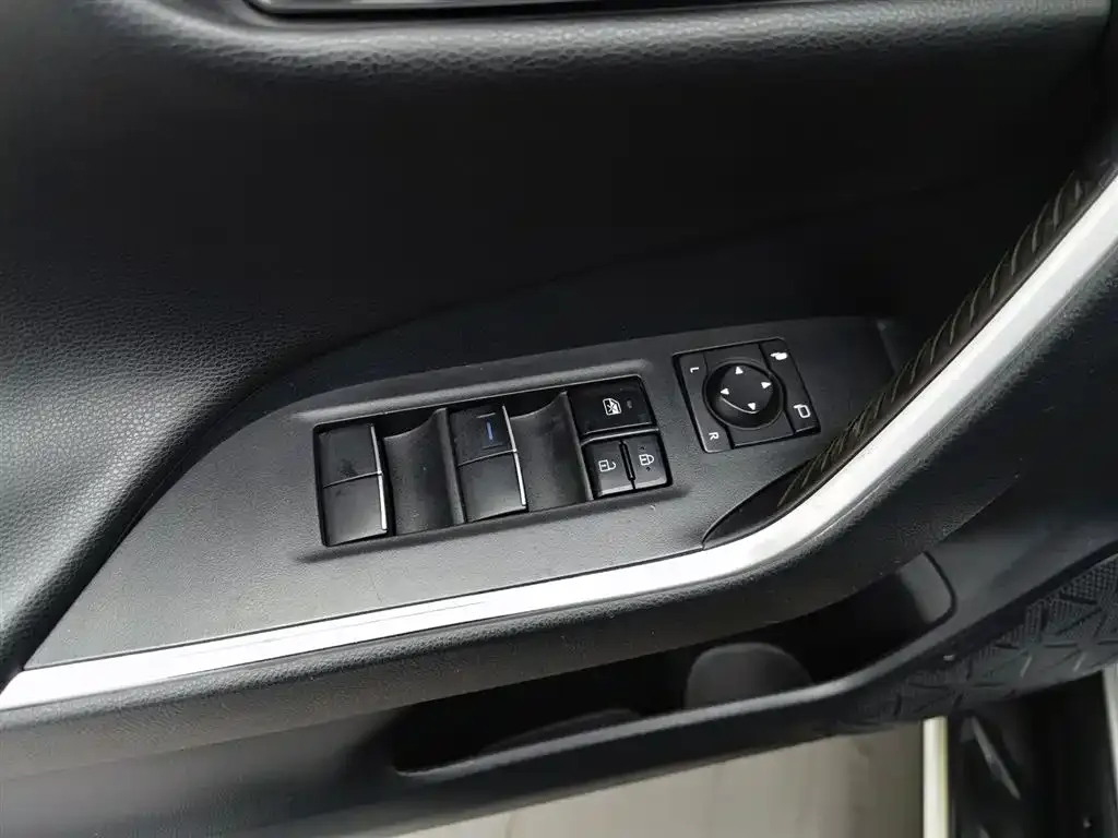 Toyota RAV4 — фото 9