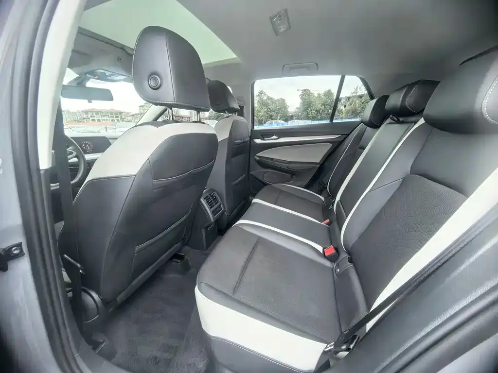 Volkswagen Golf 2023 из CN, фото 8
