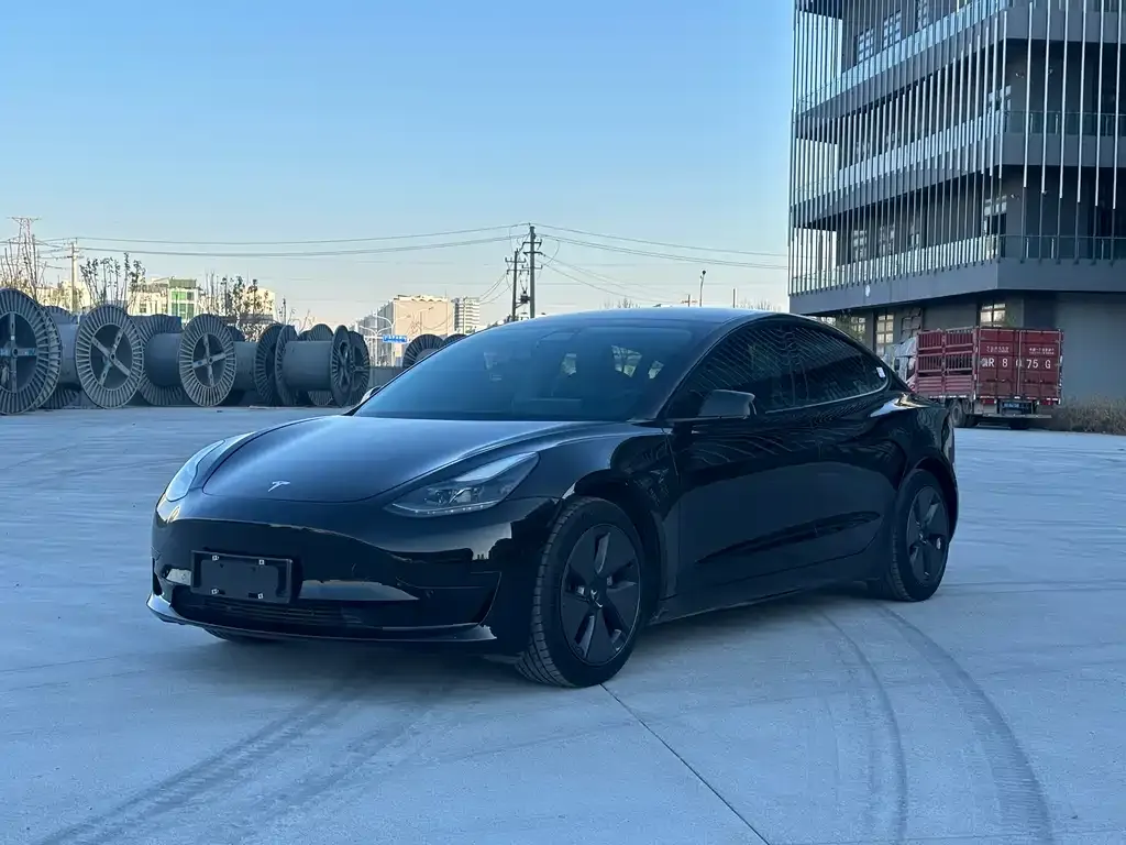 Tesla Model 3 — фото 1