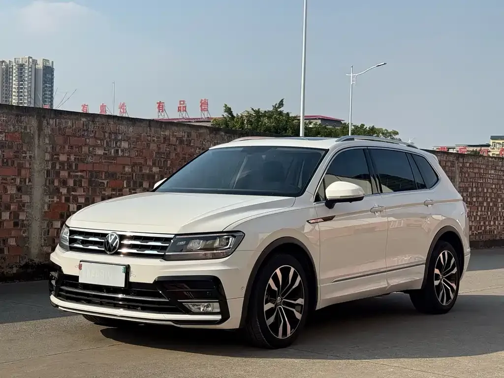 Volkswagen Tiguan L — фото 1