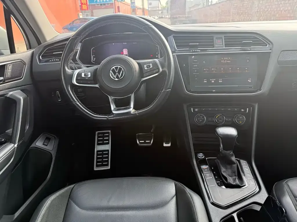 Volkswagen Tiguan L — фото 9