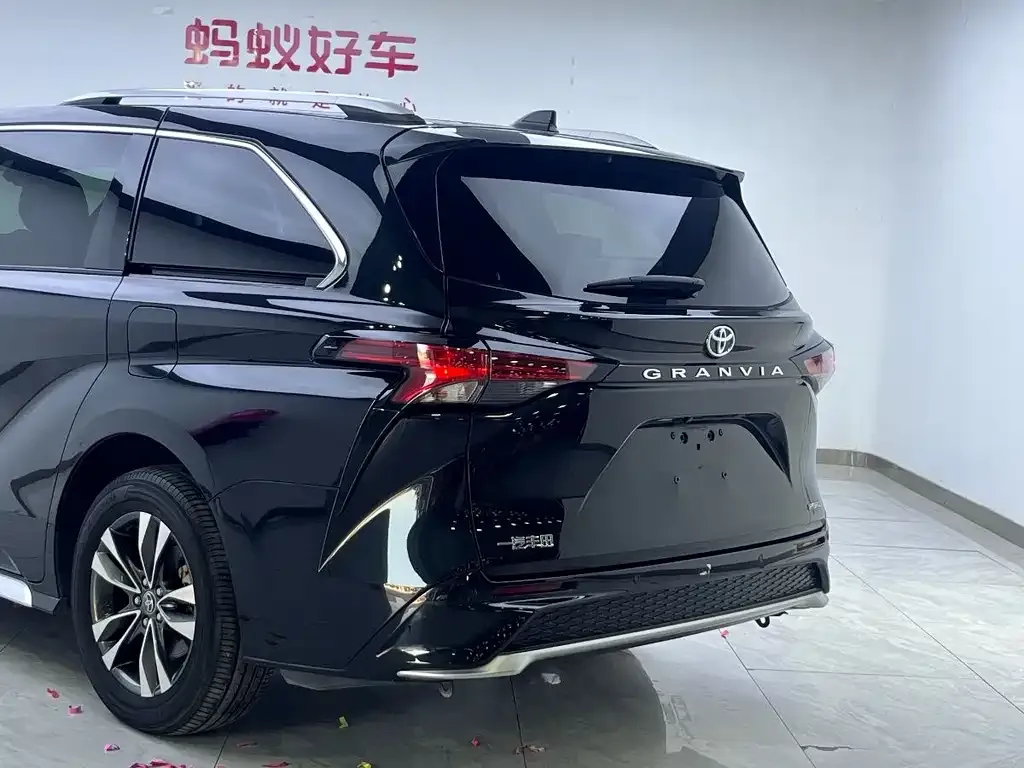 Toyota Granvia 2023 из CN, фото 10