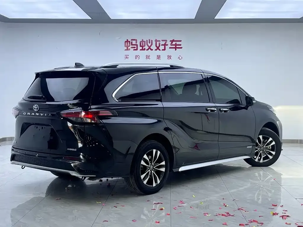 Toyota Granvia 2023 из CN, фото 6
