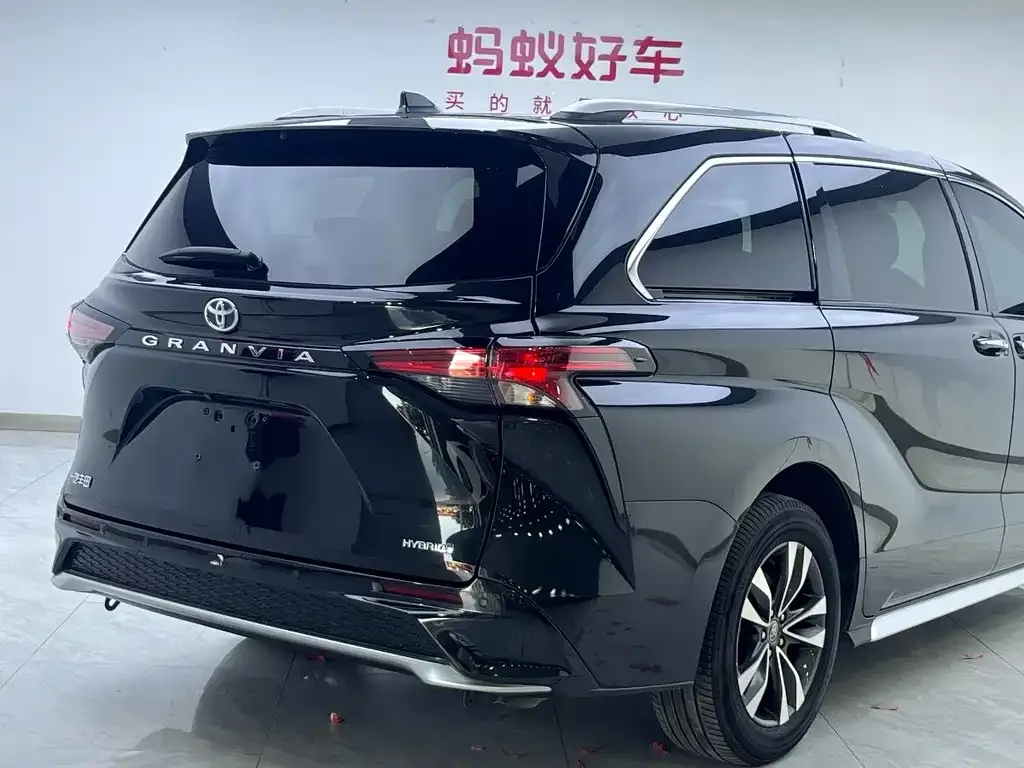 Toyota Granvia 2023 из CN, фото 9