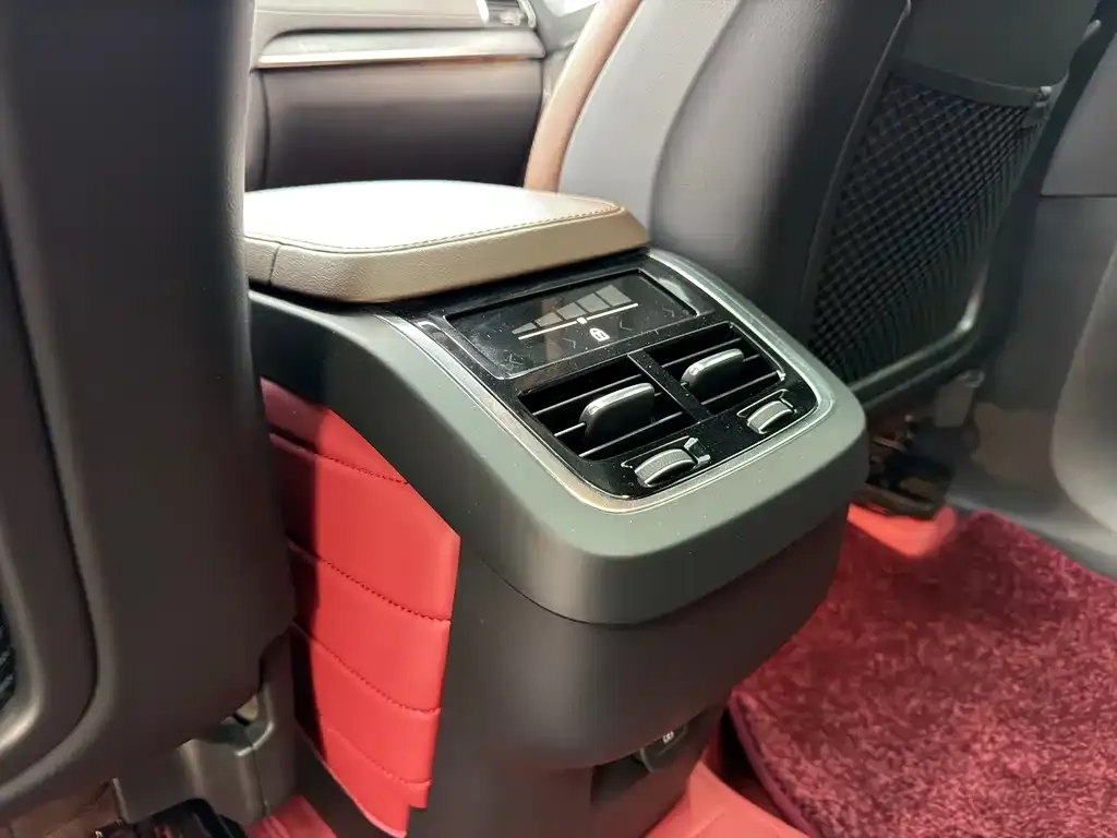 Volvo XC90 — фото 10