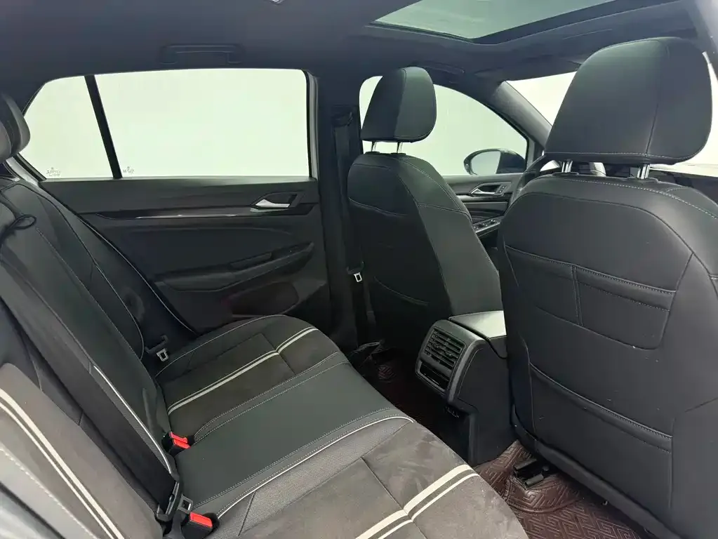 Volkswagen Golf 2023 из CN, фото 10