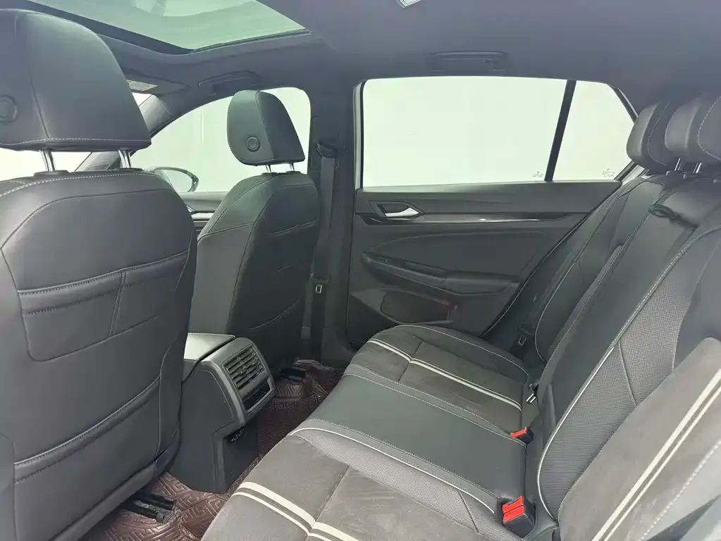 Volkswagen Golf 2023 из CN, фото 8