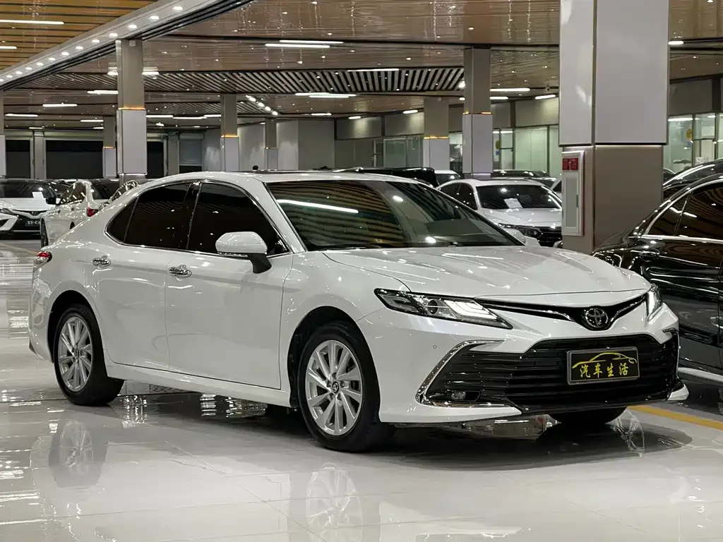 Toyota Camry — фото 2