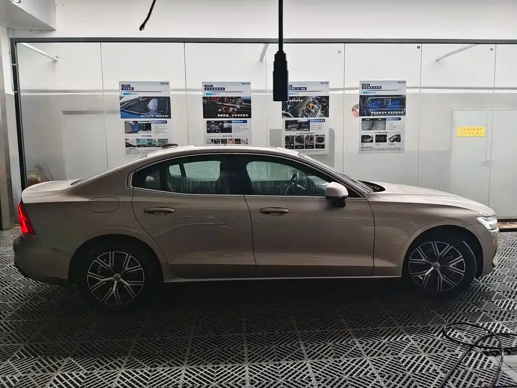 Volvo S60 2025 из CN, фото 4
