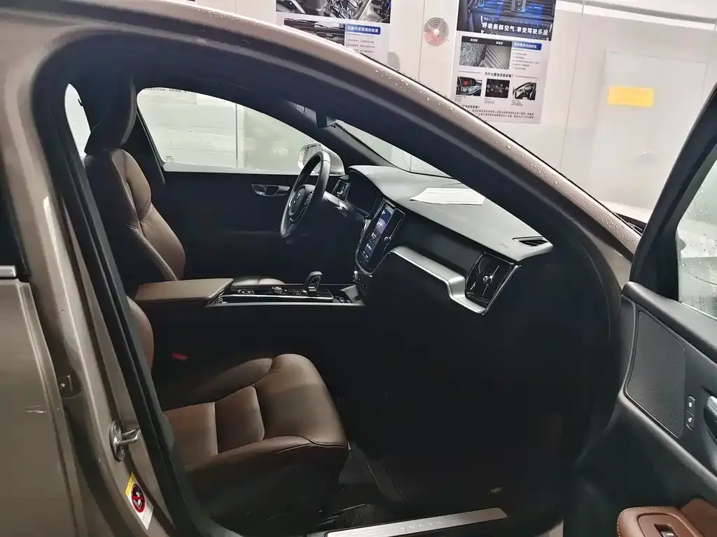 Volvo S60 2025 из CN, фото 9