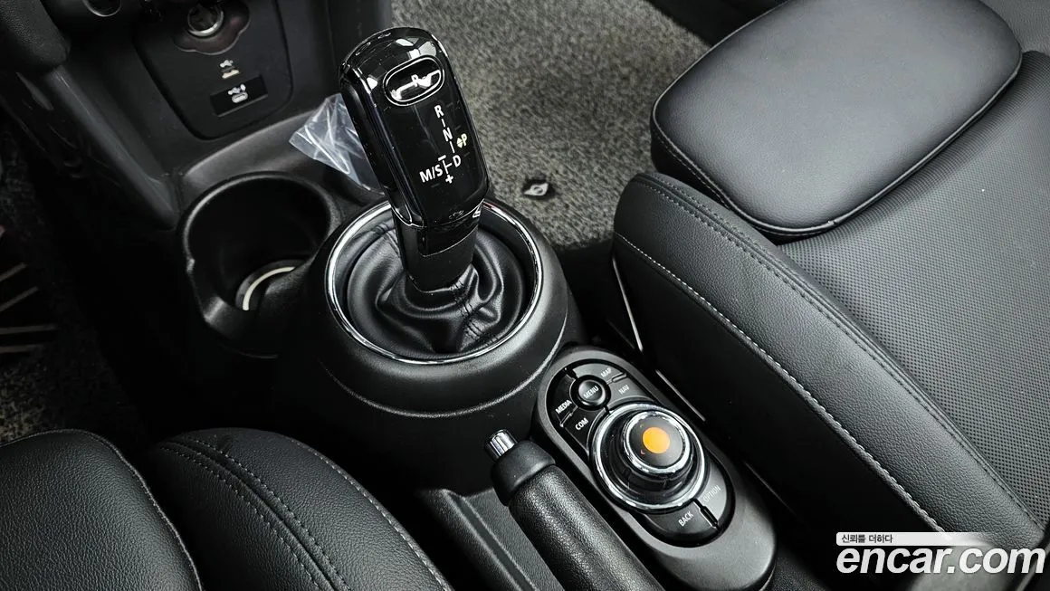 Mini Cooper Convertible 2021 из KR, фото 9
