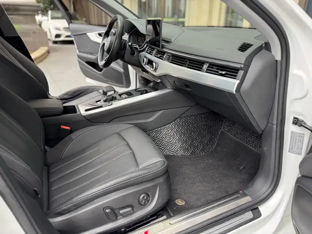 Audi A4L 2021 из CN, фото 4