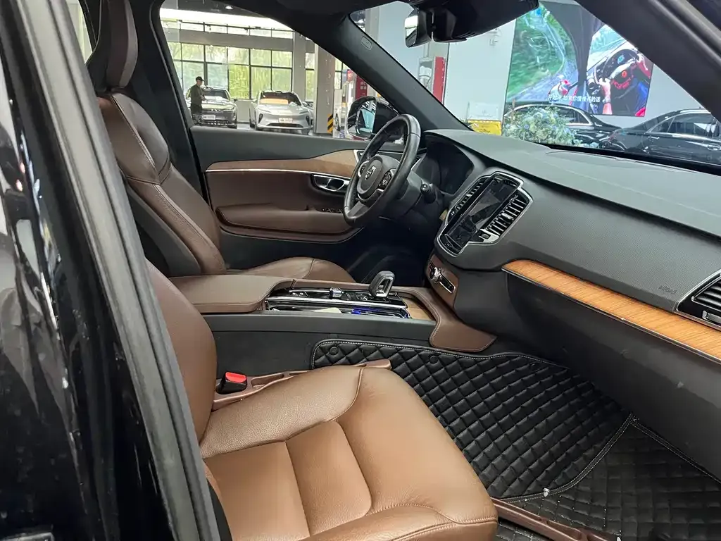 Volvo XC90 — фото 10