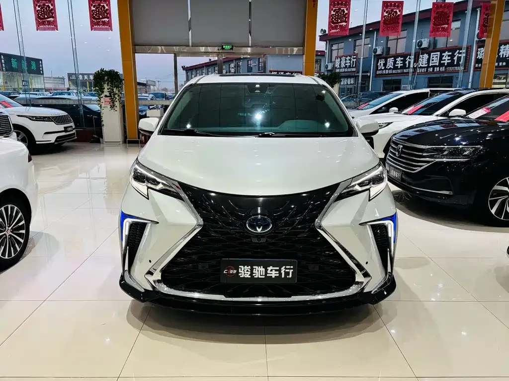Toyota Sienna 2023 из CN, фото 2