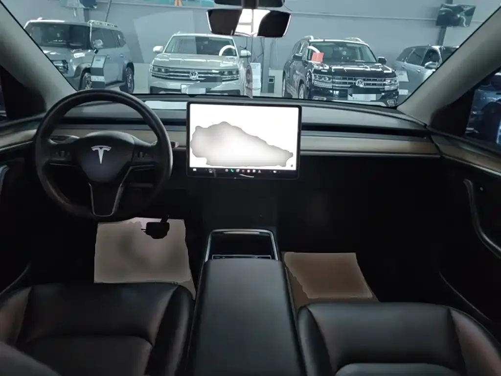 Tesla Model Y — фото 10