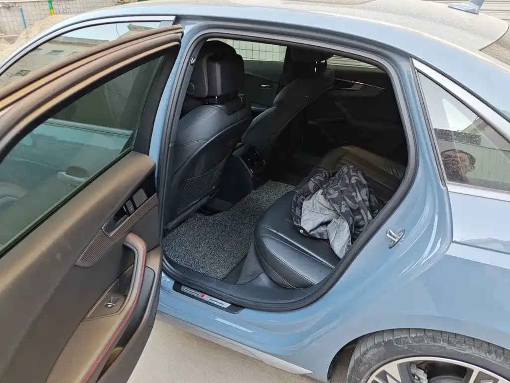 Audi A4L 2022 из CN, фото 6