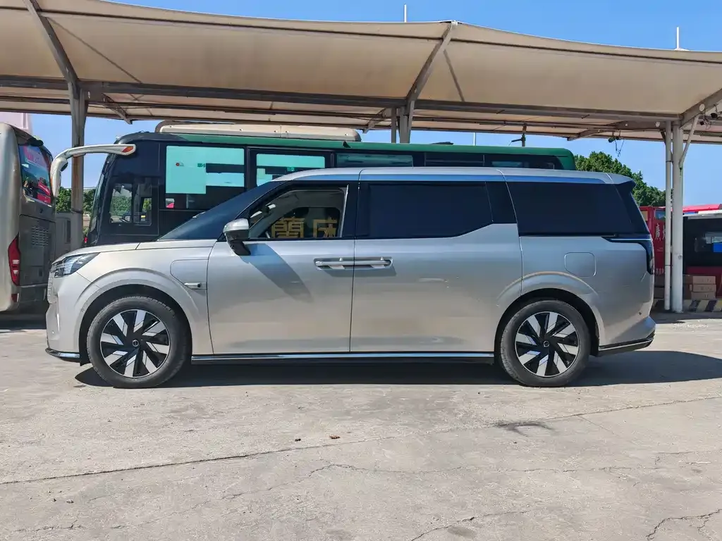 Volvo EM90 2024 из CN, фото 4