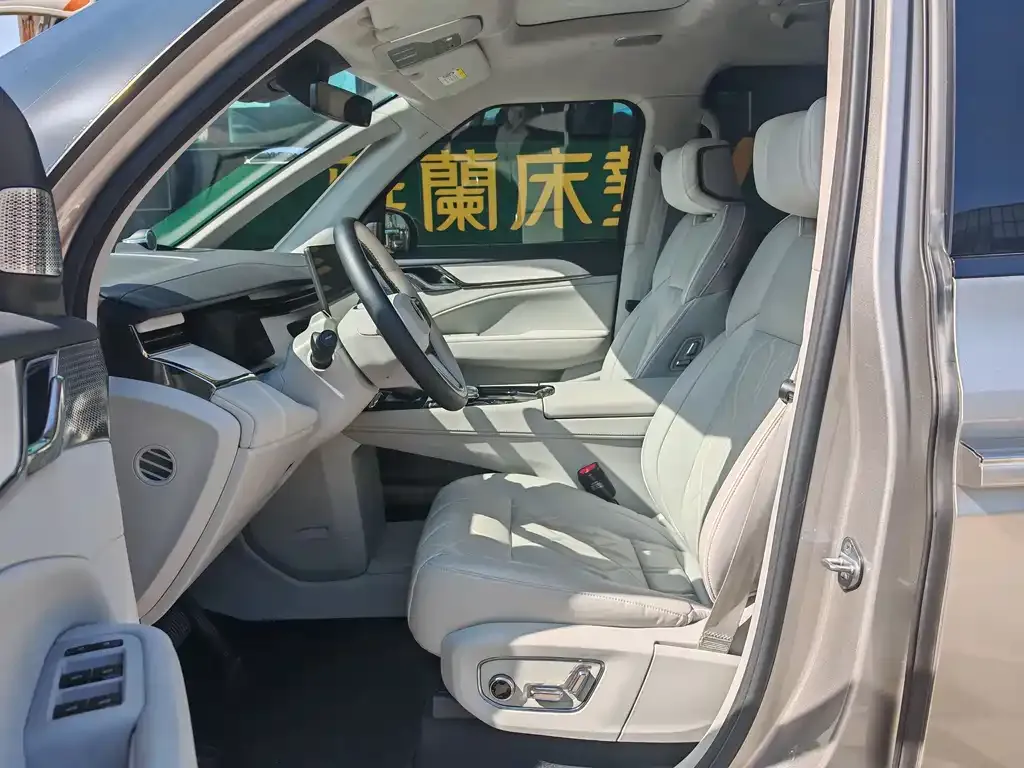 Volvo EM90 2024 из CN, фото 8