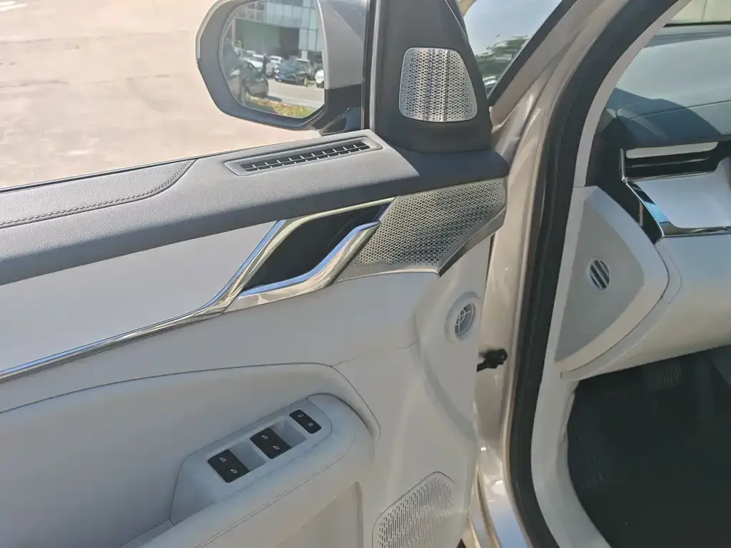 Volvo EM90 2024 из CN, фото 9