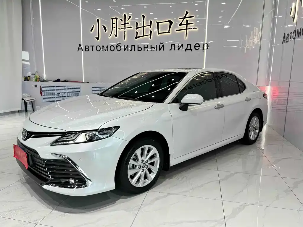 Toyota Camry — фото 1