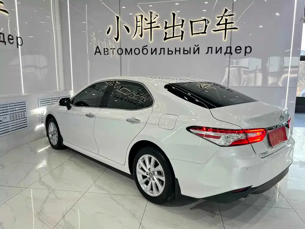 Toyota Camry — фото 5