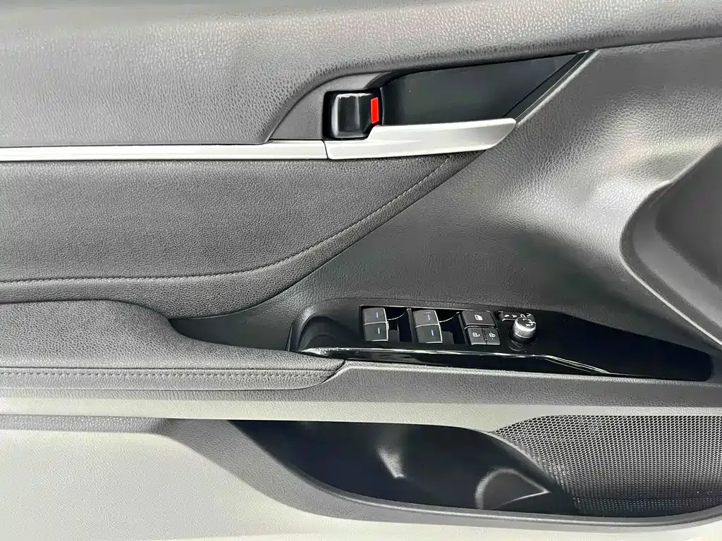 Toyota Camry — фото 9