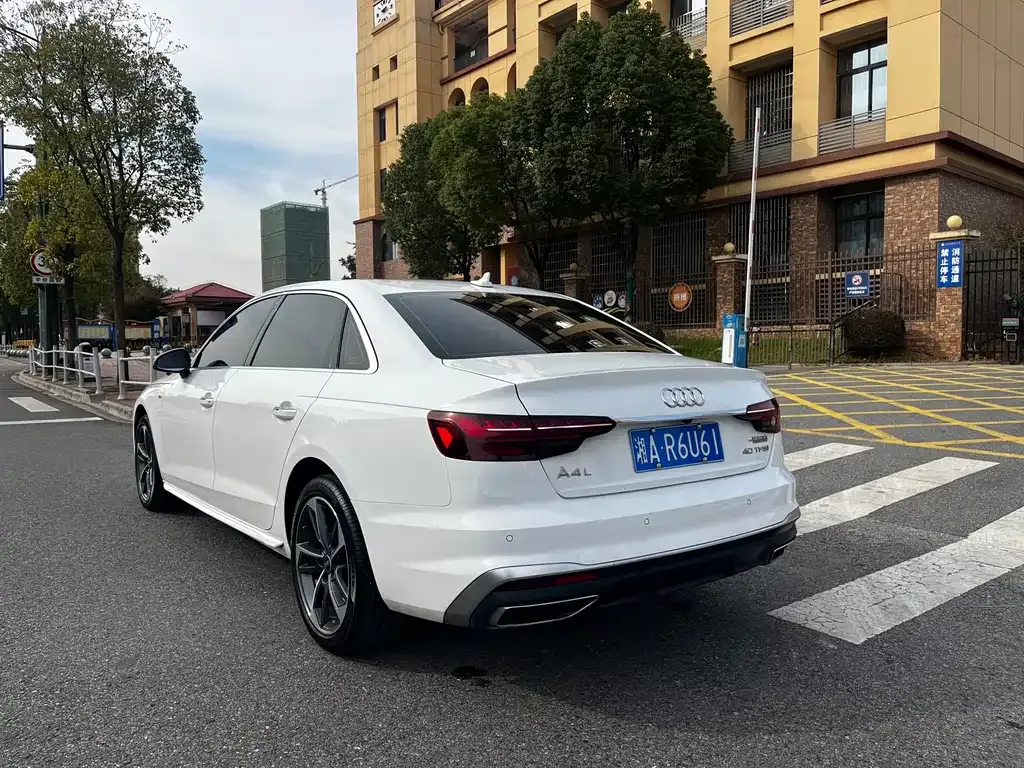 Audi A4L 2022 из CN, фото 4