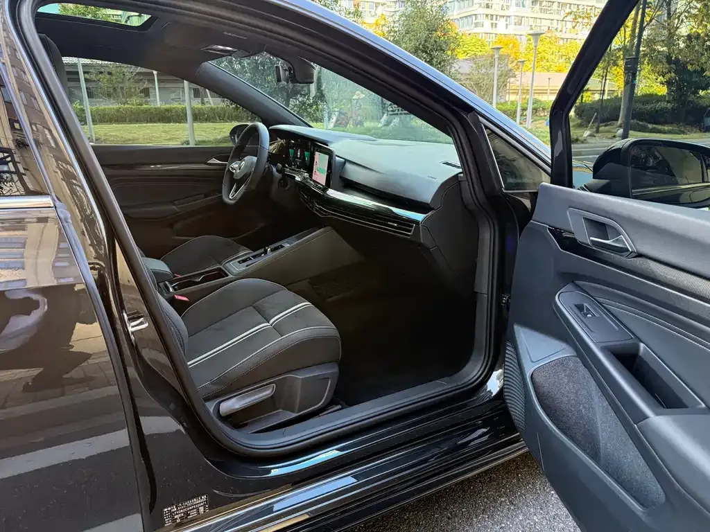 Volkswagen Golf 2024 из CN, фото 6