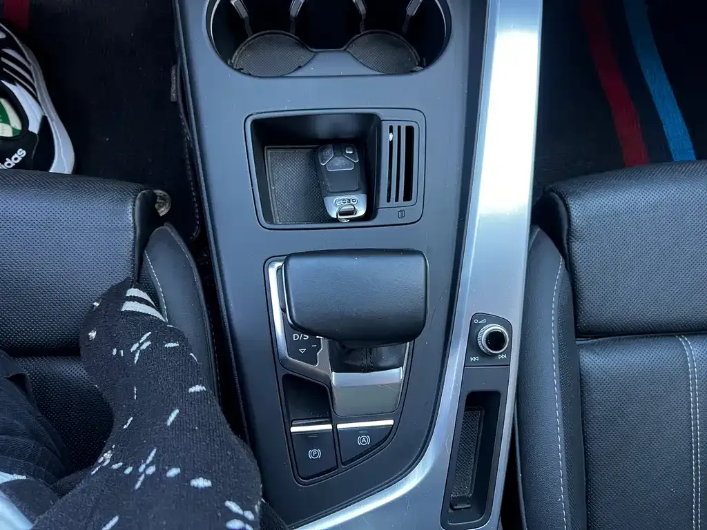 Audi A4L 2023 из CN, фото 10