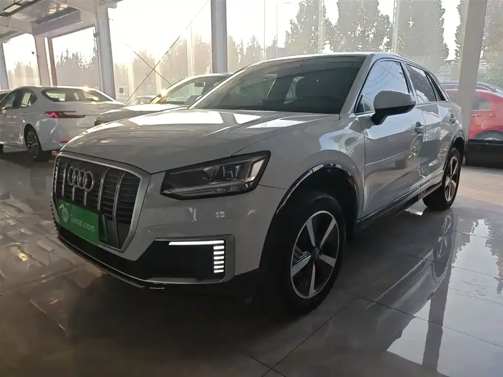 Audi Q2L e-tron — фото 1