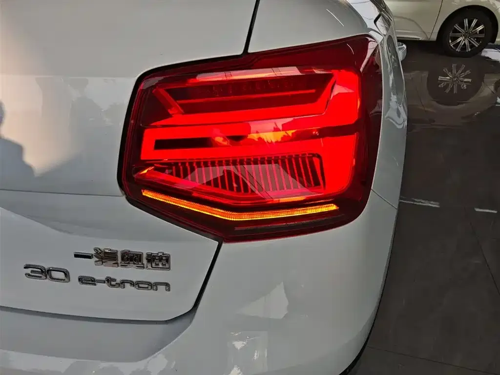 Audi Q2L e-tron — фото 8