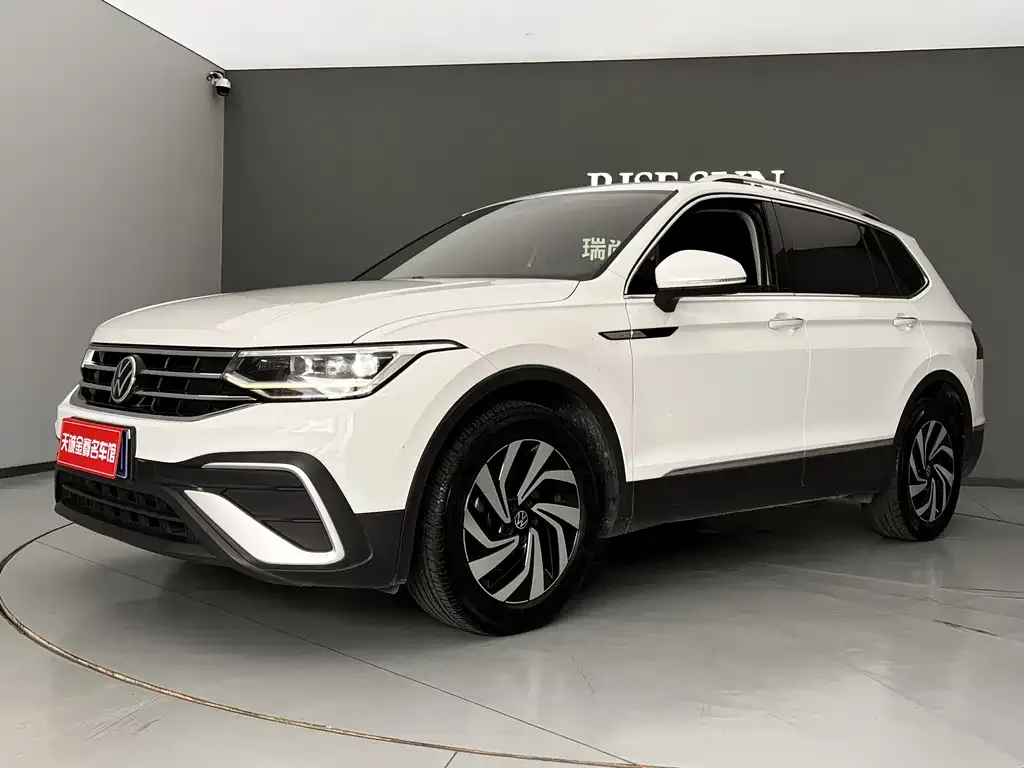Volkswagen Tiguan L — фото 1