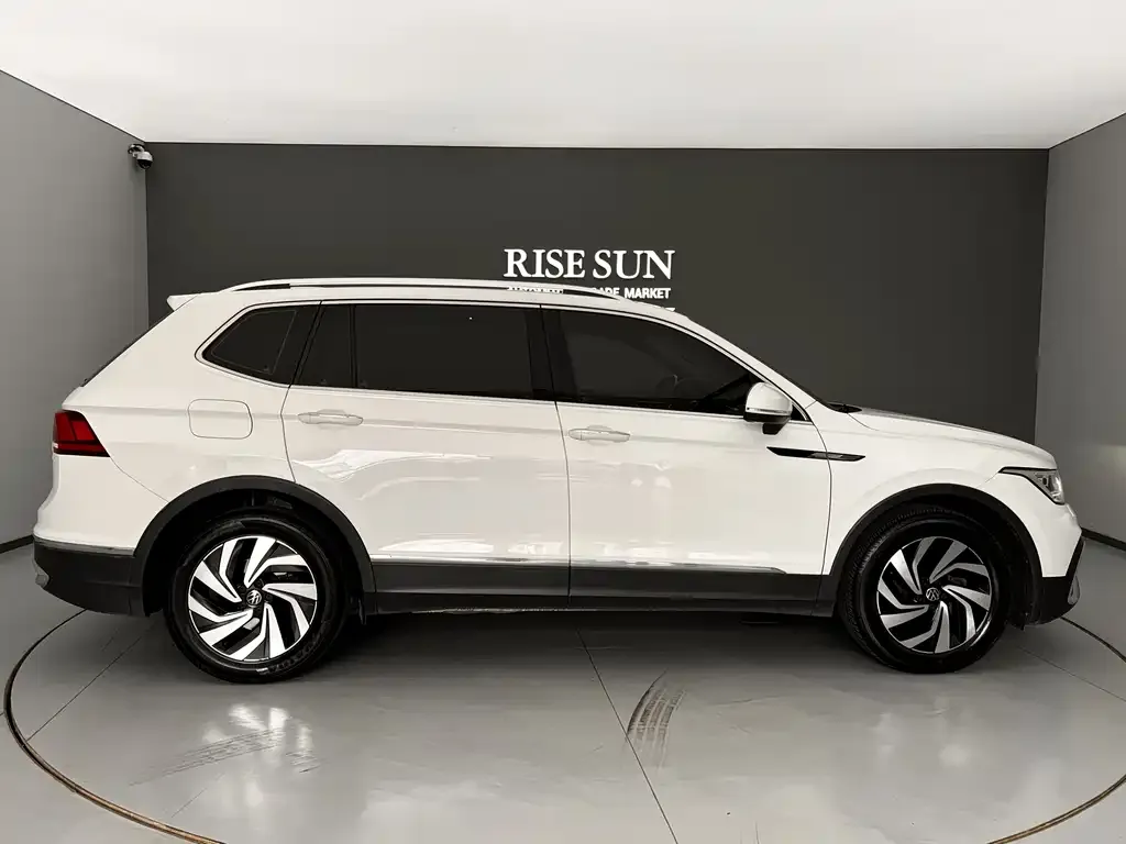 Volkswagen Tiguan L — фото 8
