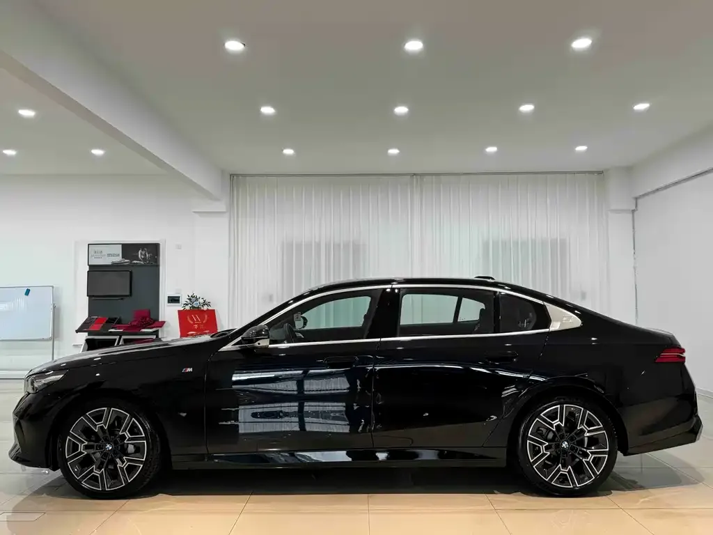 BMW 5 Series 2025 из CN, фото 4