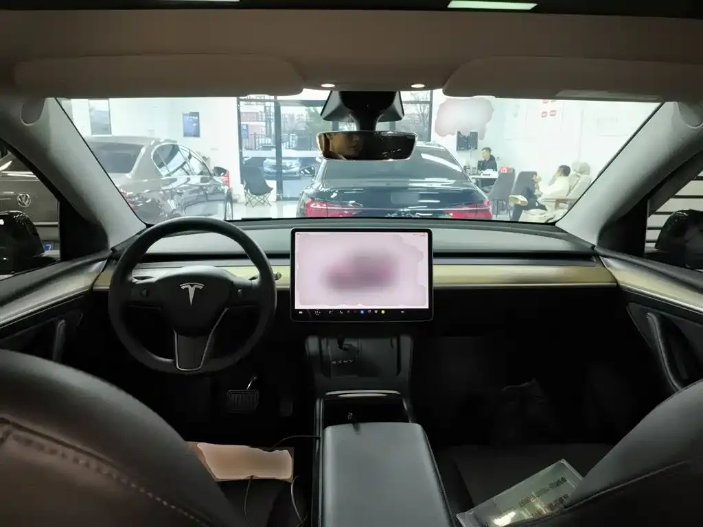 Tesla Model Y — фото 10