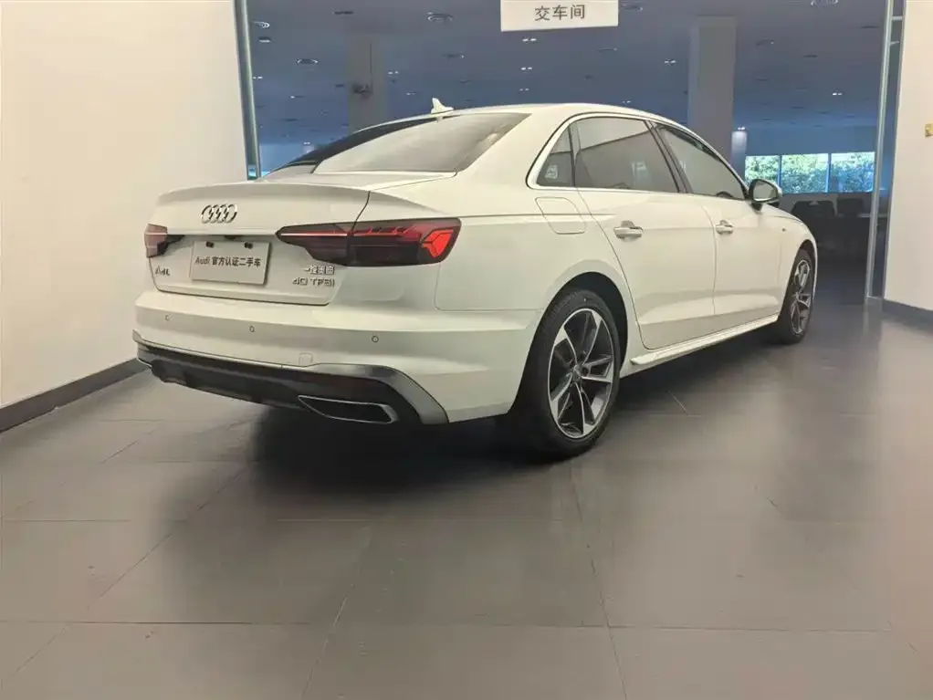 Audi A4L 2021 из CN, фото 1