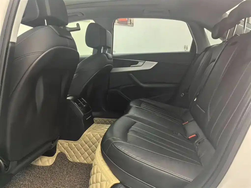 Audi A4L 2021 из CN, фото 4