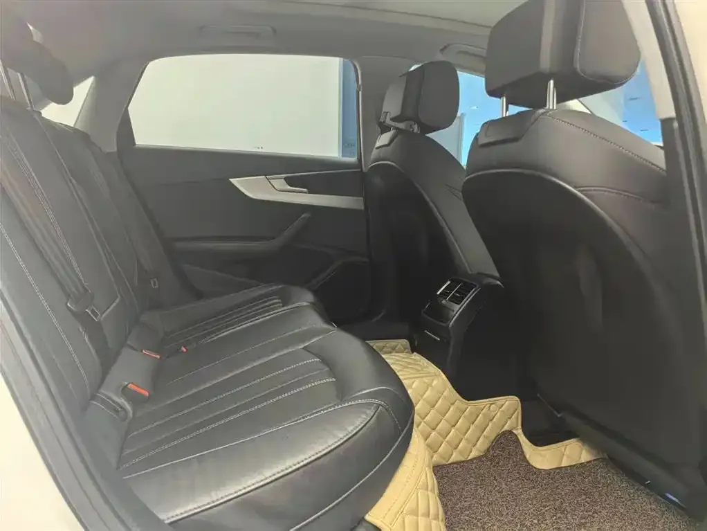 Audi A4L 2021 из CN, фото 9