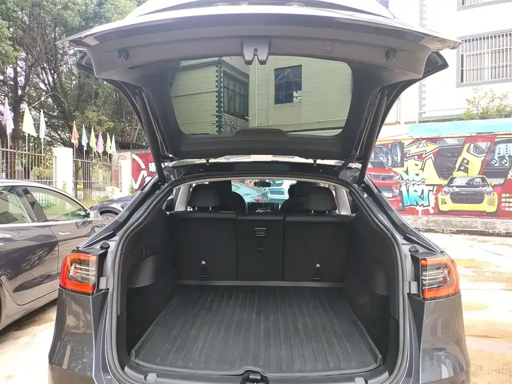 Tesla Model Y — фото 9