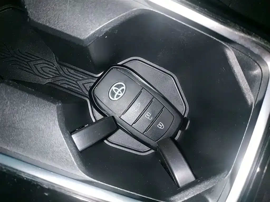 Toyota Camry — фото 9