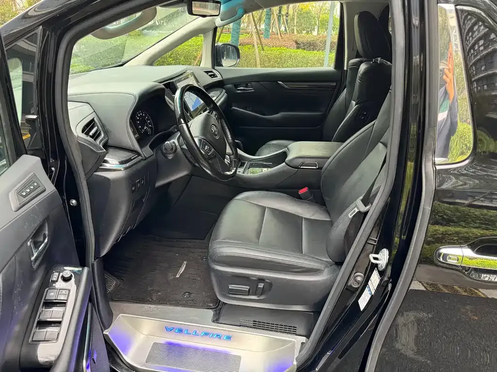 Toyota Vellfire — фото 8