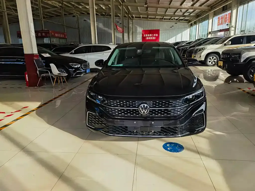 Volkswagen Passat 2023 из CN, фото 2