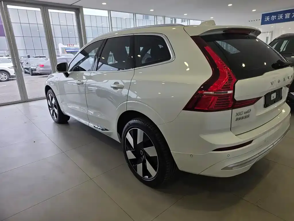 Volvo XC60 PHEV — фото 6