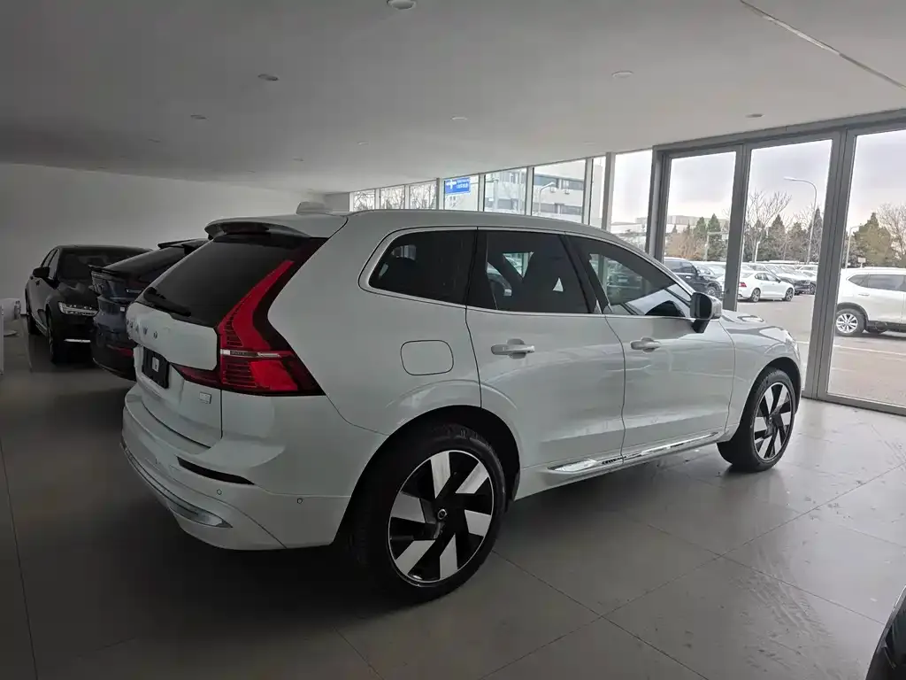 Volvo XC60 PHEV — фото 7