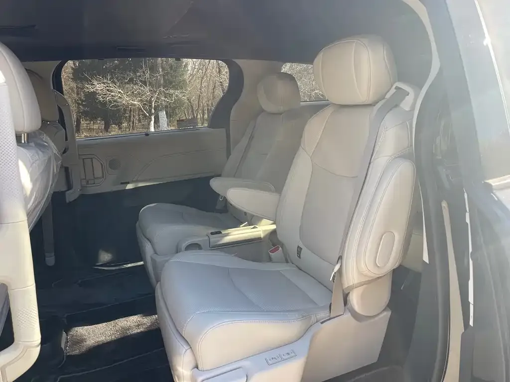 Toyota Sienna 2025 из CN, фото 10