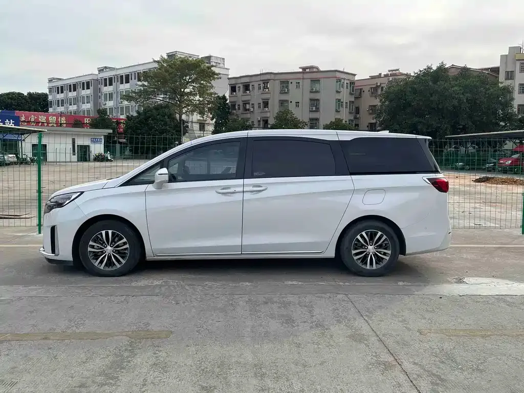 Buick GL8 2023 из CN, фото 3